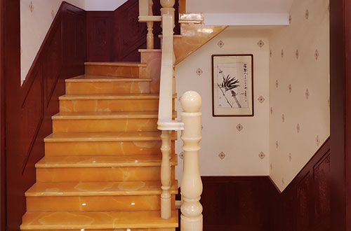 赤坎中式别墅室内汉白玉石楼梯的定制安装装饰效果