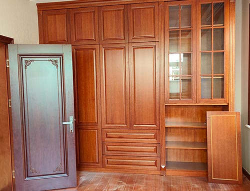 赤坎中式家庭装修里定制的实木衣柜效果图